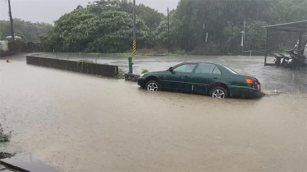 雨彈狂炸高雄! 梓官汽車泡水裡、湖內雷雨一度停電