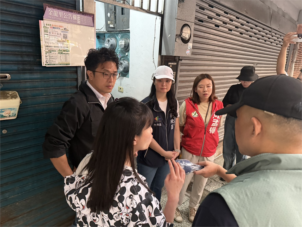 快新聞／昨午後大雨「內湖再淹水」！ 沈伯洋傍晚急改行程　重回金龍里勘查