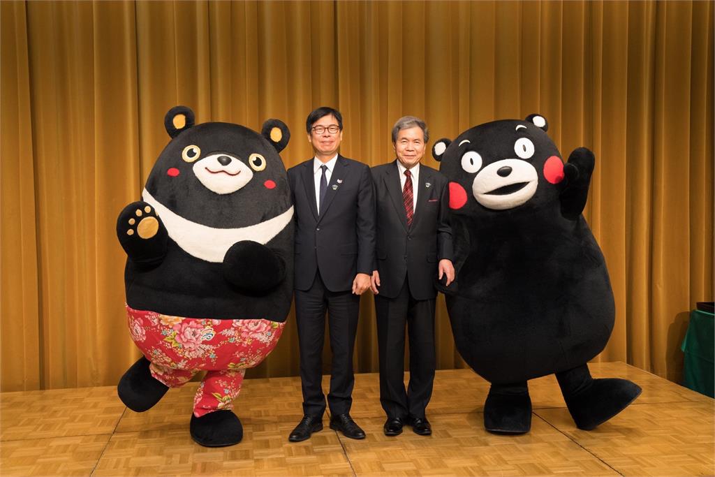 日本熊本城首度打上「彩帶高」迎高雄府會訪團 「雙熊」尬舞超嗨