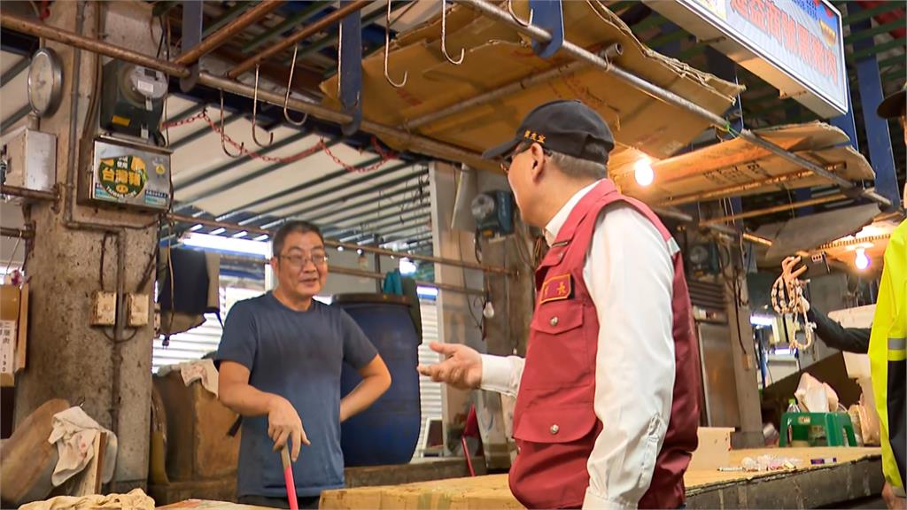 豪雨狂炸! 金山老街成「水上市場」 廟貢雞變落湯雞