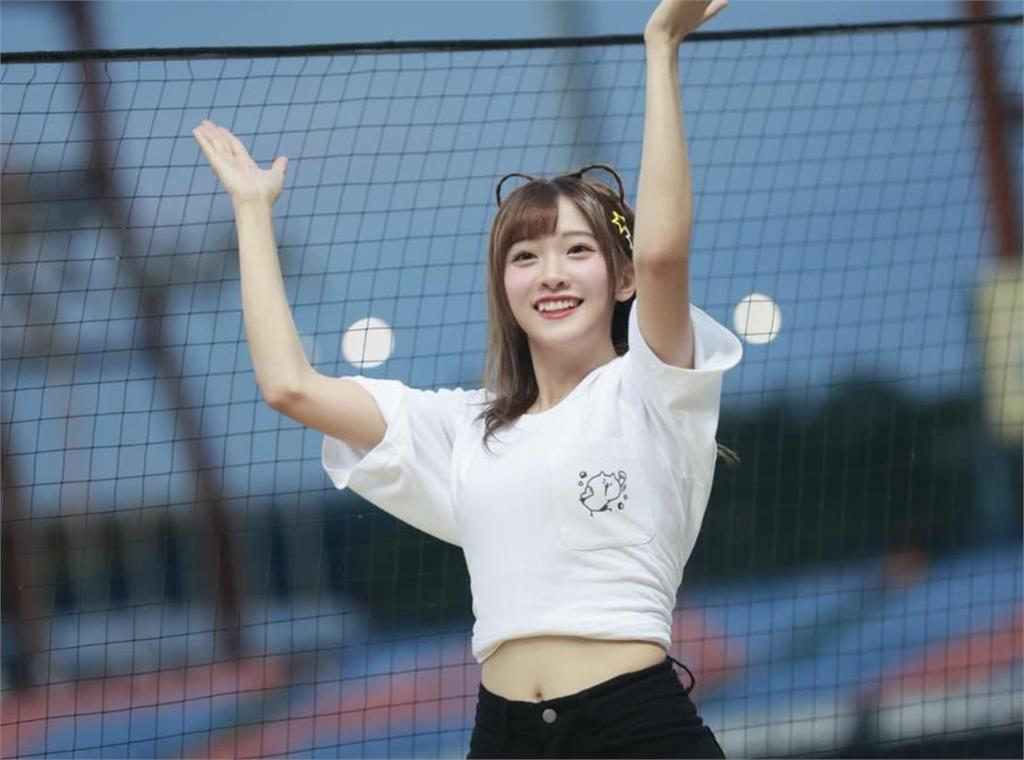 中信啦啦隊女神大巨蛋應援遭球擊中！她還原驚險瞬間　心疼球員恐痛10倍