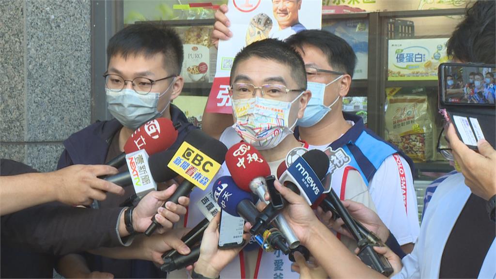 韓國瑜陪謝國樑掃市場 韓粉要簽名還示愛 林右昌諷「湊在一起當落跑二人組」