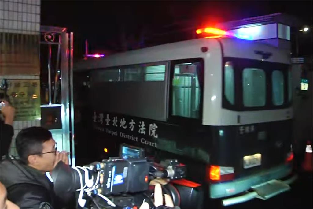 快新聞/柯文哲等4人囚車出發! 深夜01:08抵達台北看守所