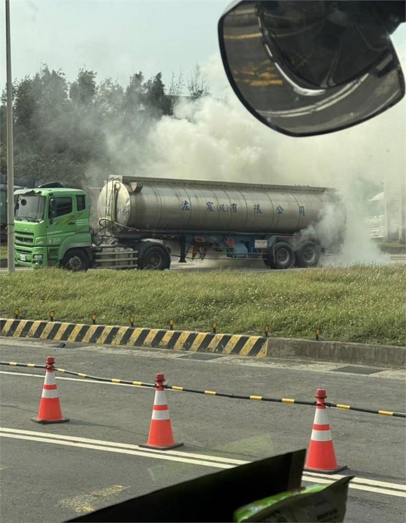 快新聞／驚悚畫面曝光！桃園廢棄物槽車爆胎起火　黑煙遮半邊天