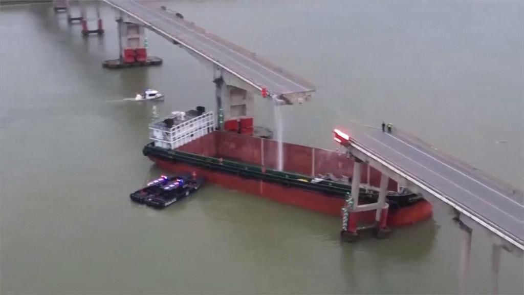 中國廣州大橋遭貨櫃船撞斷　5車落水2死1傷3失聯