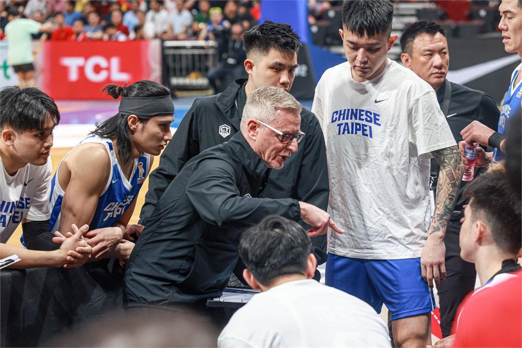 籃球(影)／台灣男籃搭機返國！機長廣播喊：拚勁讓球迷看見7月再寫精采篇章惹哭網友