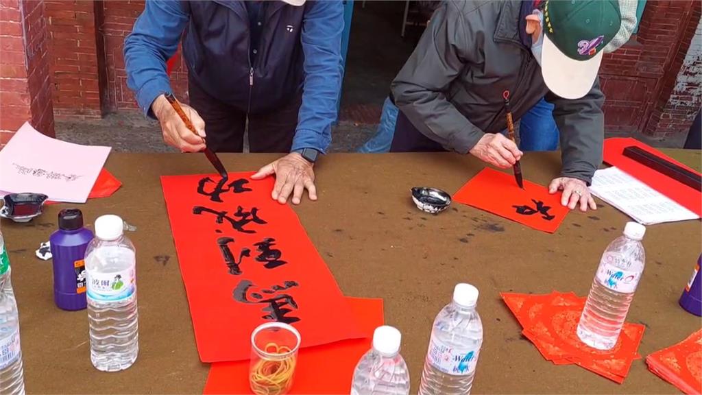 蔡英文楓港祖厝辦"揮毫活動" 送主題春聯"現世安穩"