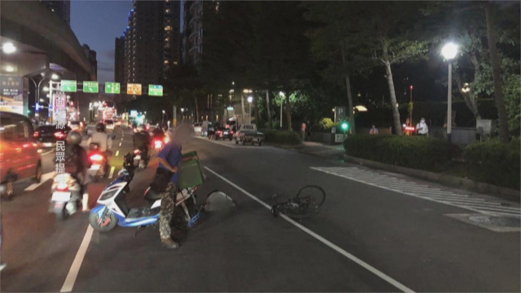 知名作家陳柔縉騎單車被外送機車追撞　頭部受傷未脫險
