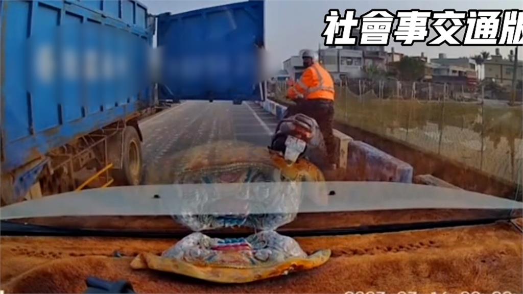 死亡之鍘迎面而來!貨車車斗沒關沿路甩 騎士阿伯「極限側傾閃過」網讚神