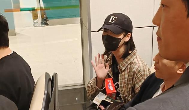 快新聞/IU抵台了! 機場開心收2包最愛零食「義美小泡芙」