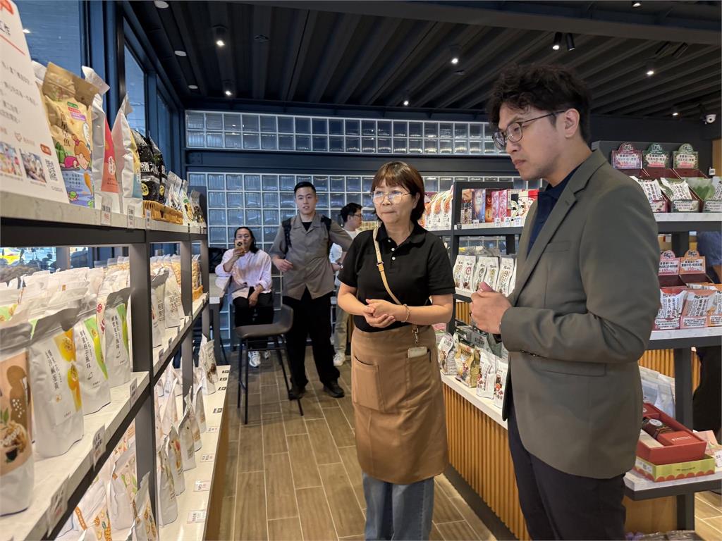 快新聞／怒轟蔣萬安「踩弱勢」！沈伯洋現身庇護商店　暖舉全曝光