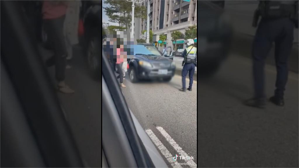 駕駛拒檢加速逃逸 受困車陣遭警破窗逮人
