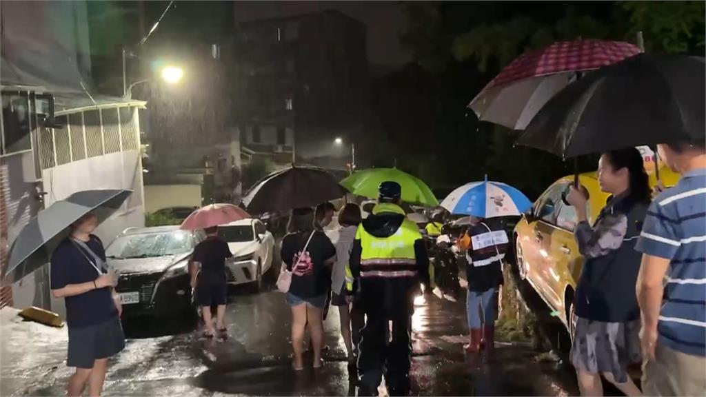 風雨不斷!北市文山區山坡崩落 43居民緊急撤離