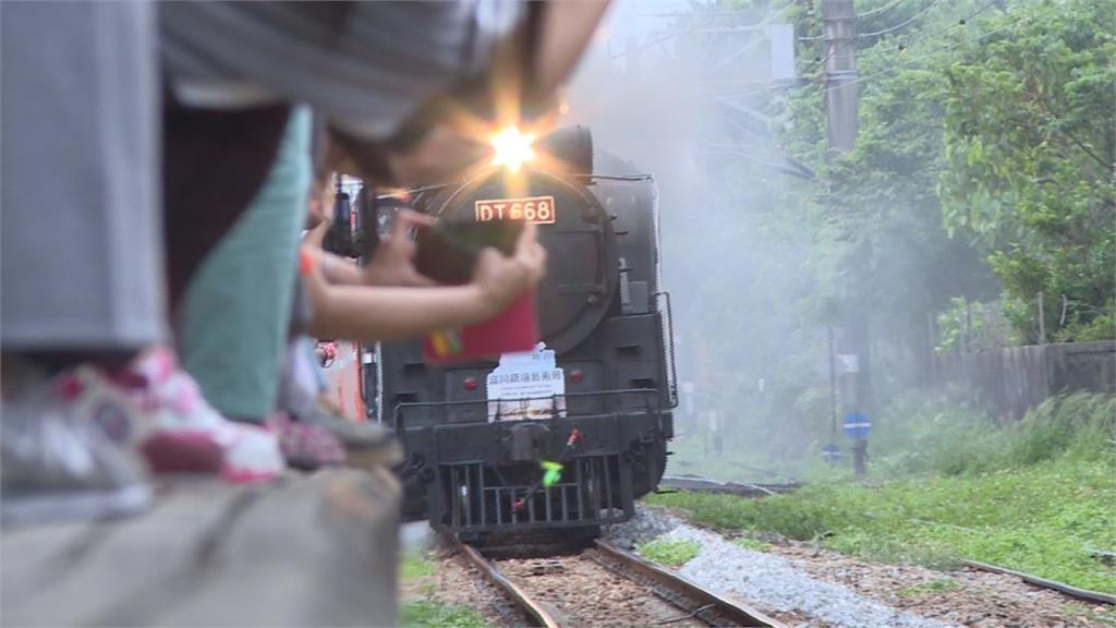 超危險！鐵道迷為拍火車「闖鐵道、爬欄杆」　網批：丟臉丟到國外