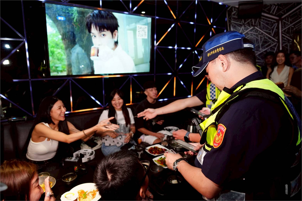 快新聞／KTV歡唱遇蔣萬安帶隊臨檢！民眾怨「被狂拍、時間被浪費」轟：整棟都陪你玩
