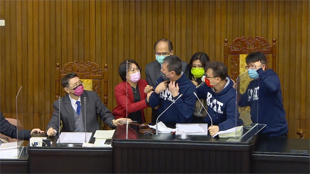 地制法修正案逕付二讀 藍營占主席台癱瘓議事 蔡主席親出手溝通 民進黨派系團結支持
