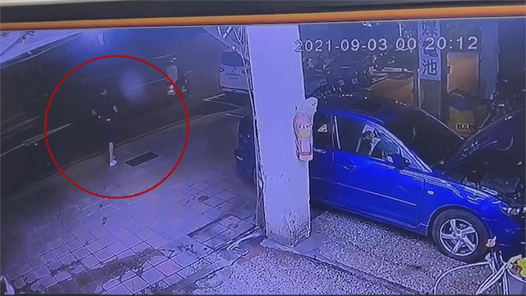 沒開大燈拒盤查又衝撞 警開5槍打爆輪胎駕駛棄車逃
