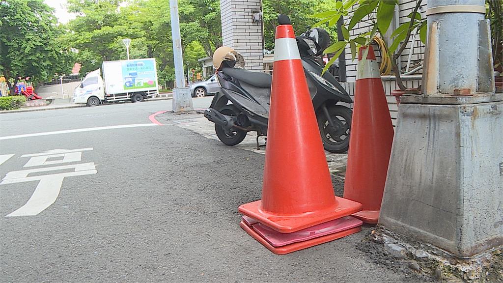 電動車違停轉彎處還裝充電樁　網友笑：專用停車格