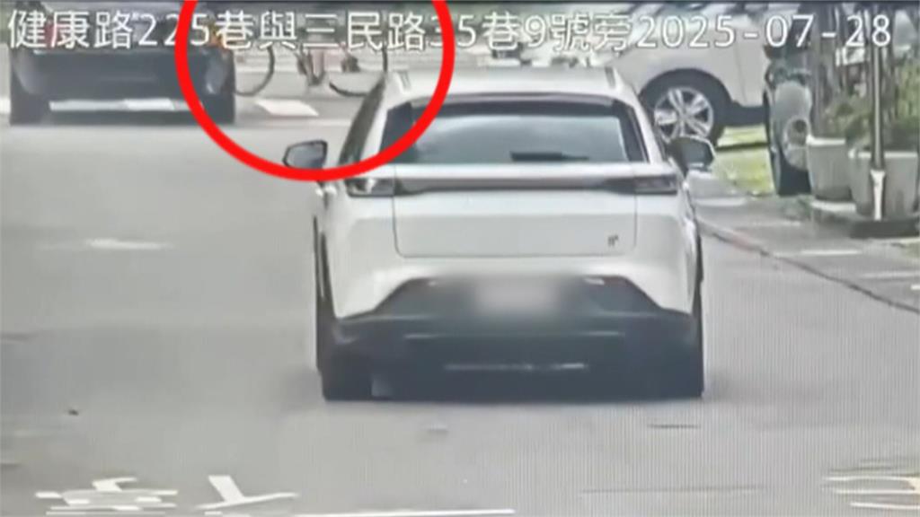 車王勞斯萊斯撞上鐵馬! 為閃避撞上分隔島路樹