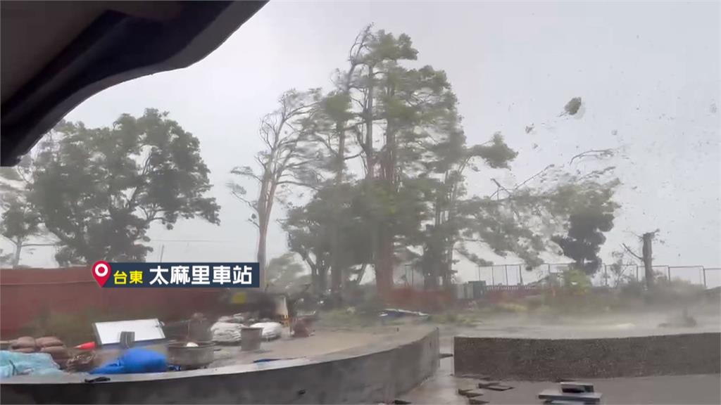 楊柳颱風／「楊柳」挾魔王風來襲！　台東樹倒鐵皮歪、縣府玻璃門遭吹破