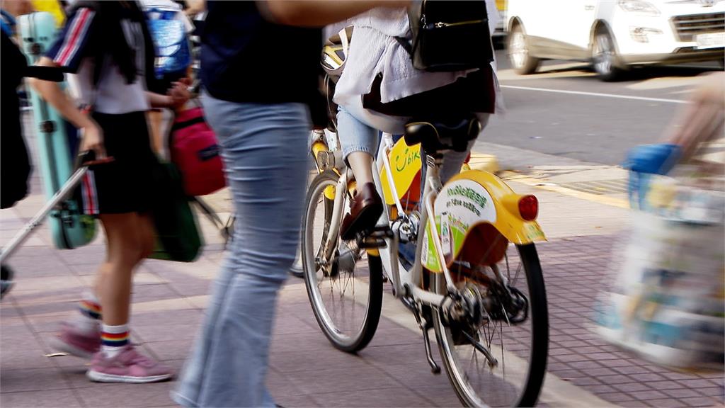 帶頭違規？蔣萬安騎YouBike上人行道　議員批新制太寬鬆