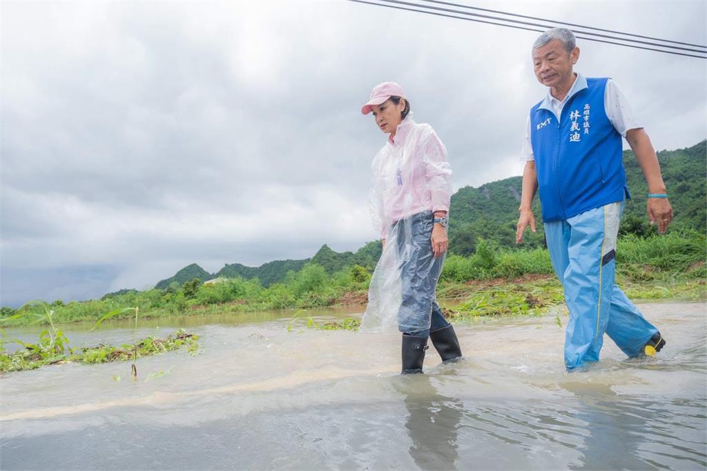 高雄淹水柯志恩勘災被疑擺拍！辯解竟「瞎扯沈伯洋」遭網酸爆：就會出一張嘴