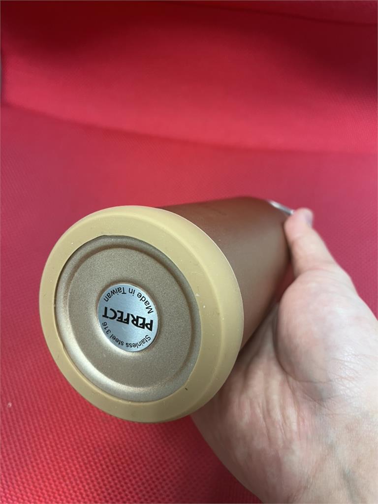 保溫瓶底貼紙藏玄機!廠商揭「關鍵功效」:別亂撕 2補救方法曝光