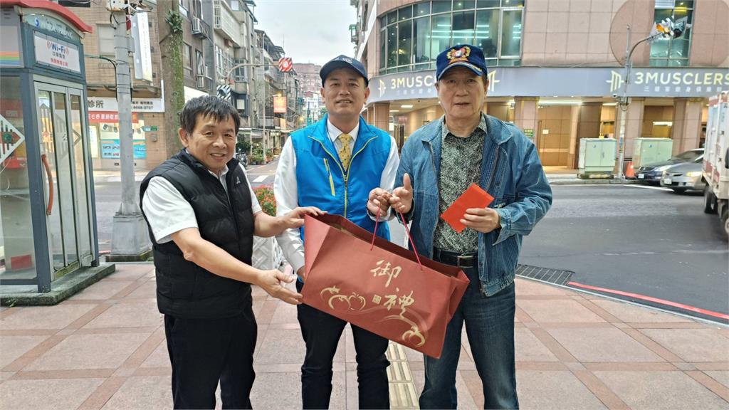 公親變事主! 單車騎士與公車糾紛 前議員金介壽下車勸阻反遭大鎖打傷