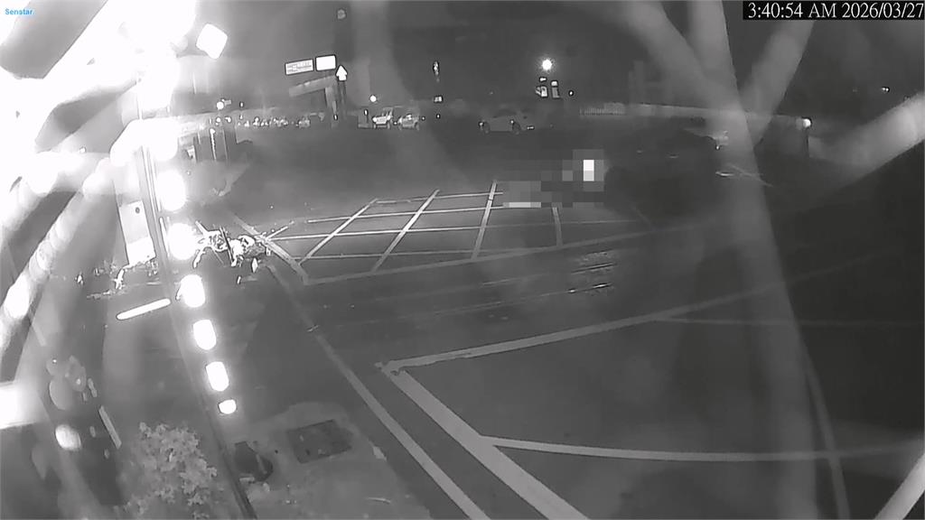 自撞阿里山里鐵路號誌桿！　轎車翻覆、駕駛棄車逃逸