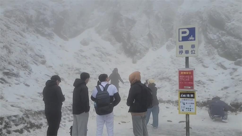 衝合歡山追雪! 「武嶺菜市場」再現 車陣塞爆停車場