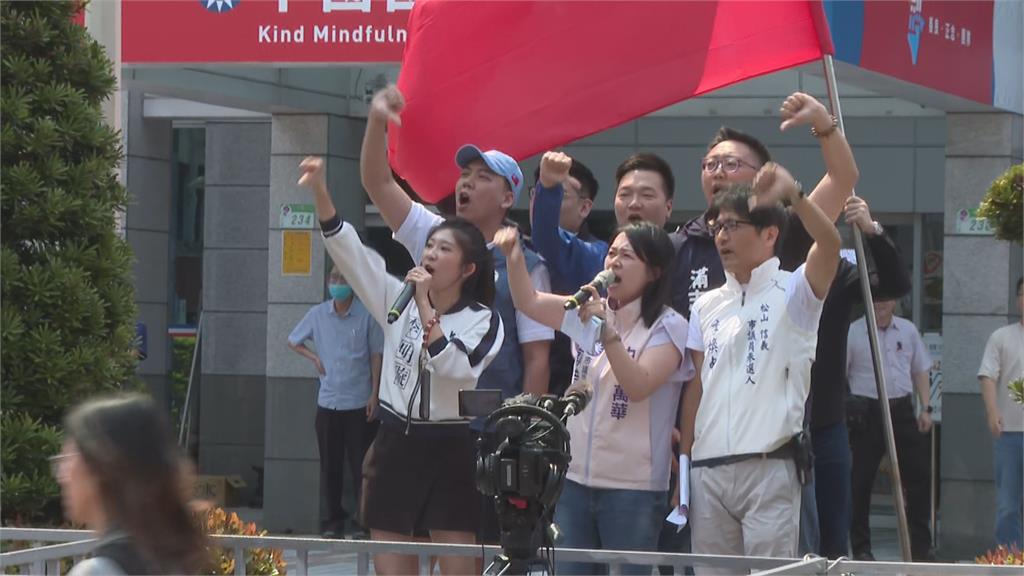 快新聞/衝突畫面曝光!經民連怒批國民黨淪中共小弟 藍青年軍叫囂比倒讚