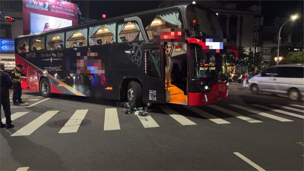 台南市北區公園路口 客運直接「內車道右轉」騎機車高中生撞上