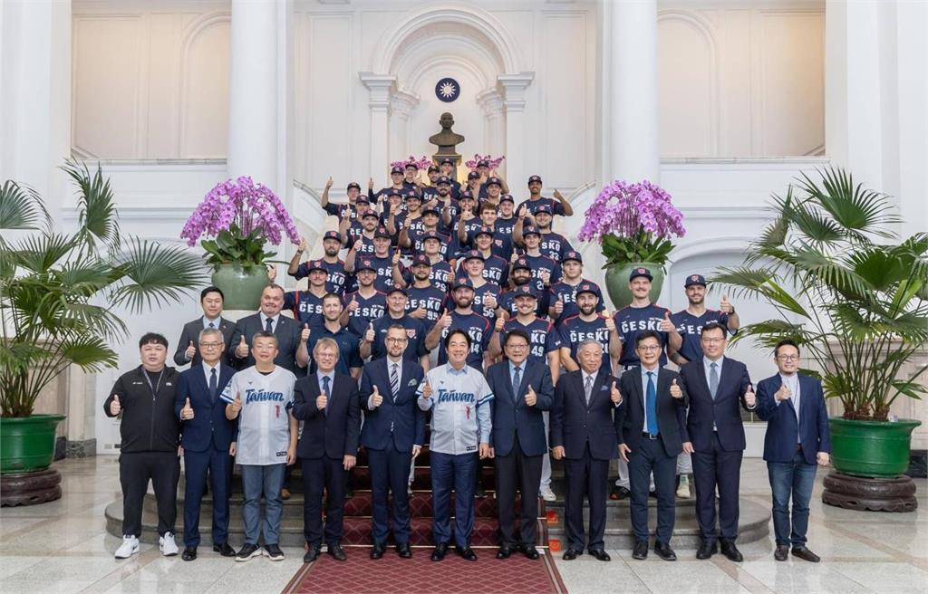 12強/台灣交手捷克!金馬男星驚見「球衣1細節」狂讚:實實在在挺TAIWAN