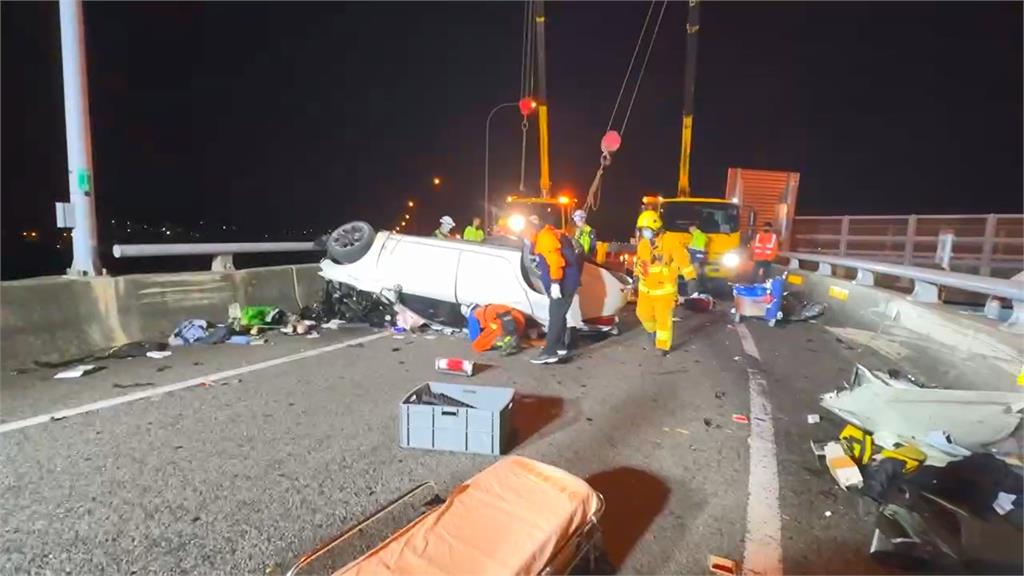 最新/中山高嚴重車禍!轎車翻覆「撞成廢鐵」 男子受困變形車內失去生命跡象