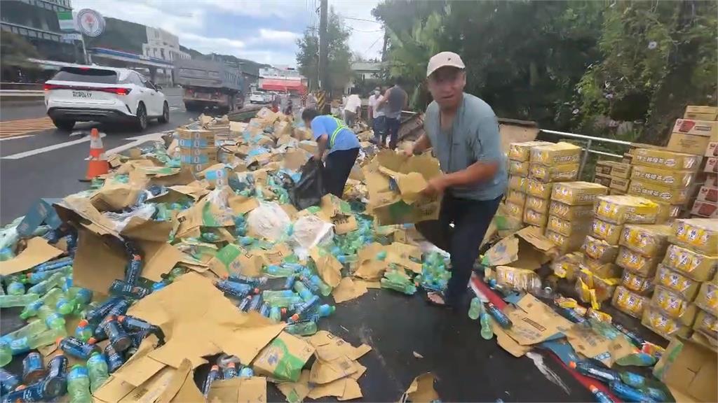 基隆聯結車500箱飲料掉滿地　民眾瘋撿！但要注意這件事