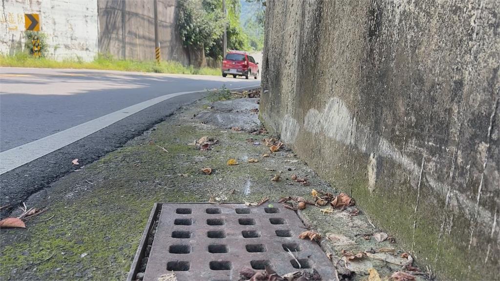 有這麼趕時間？轉彎處超車　「空間不夠」卡住跌倒送醫