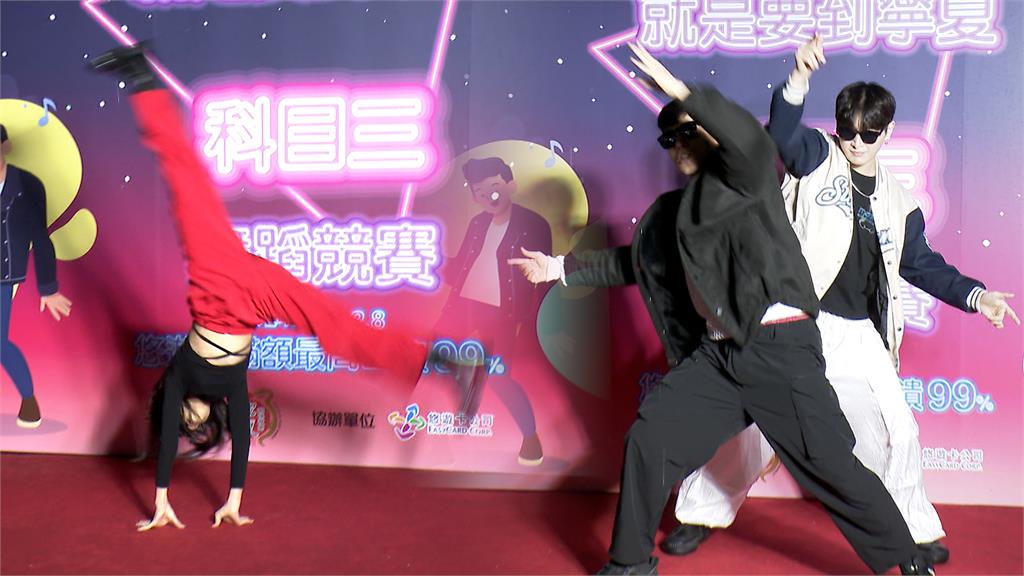 寧夏夜市科目三大賽!最小參賽者僅4歲 萌弟秀「絲滑舞步」嗨翻全場