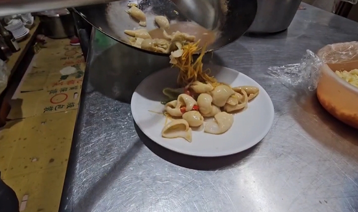 沒吃到薑絲炒大腸留負評！　店家致電「哥回來吃」挨告