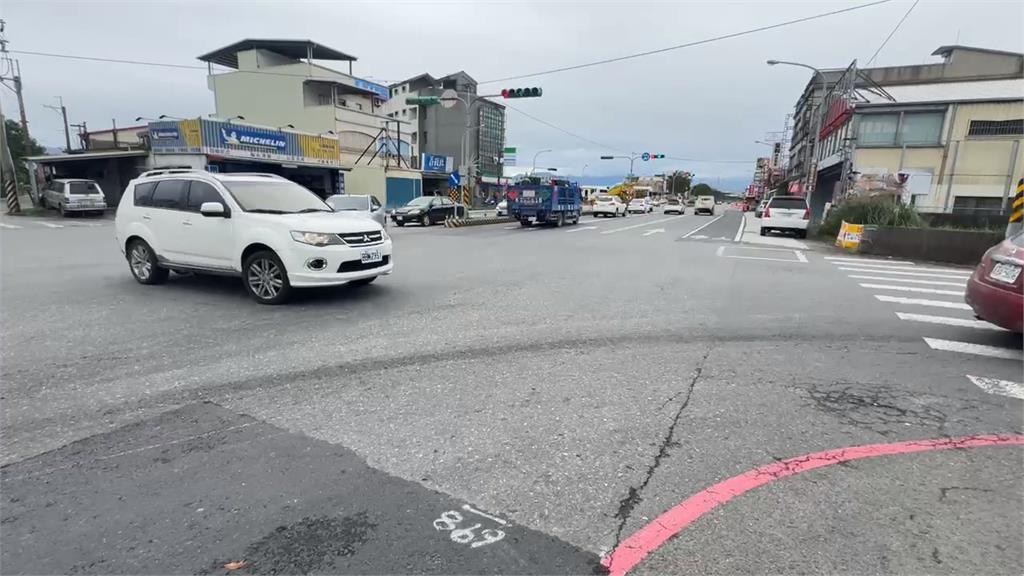 詭異榔頭伯穿越車陣四處張望 拿出「這家私」怒視他人...有觸法之嫌