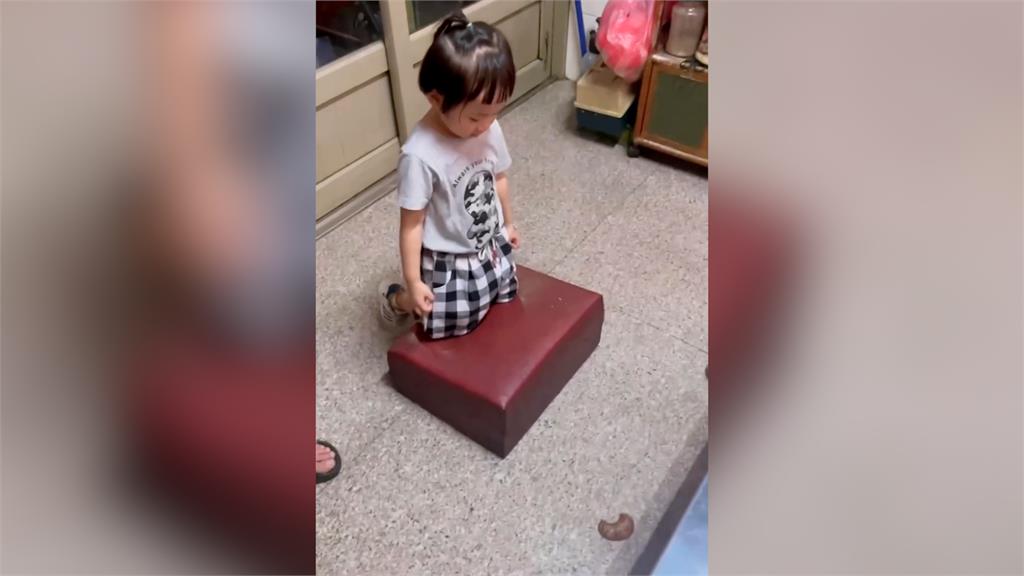 3歲妹「擲筊問尊王」看手機　狂遭拒她加碼喊1條件終於答應