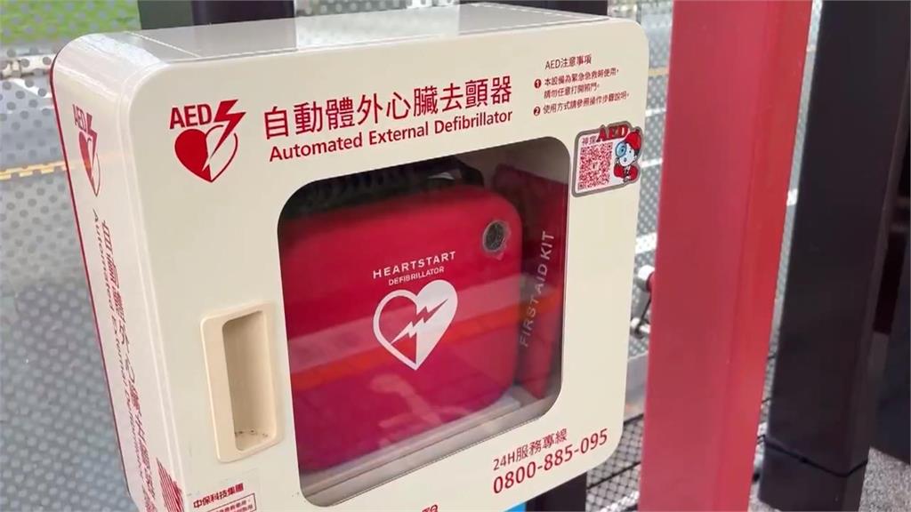 輕軌旁腳踏車騎士倒地抽蓄！　民眾、輕軌人員緊急協助救人