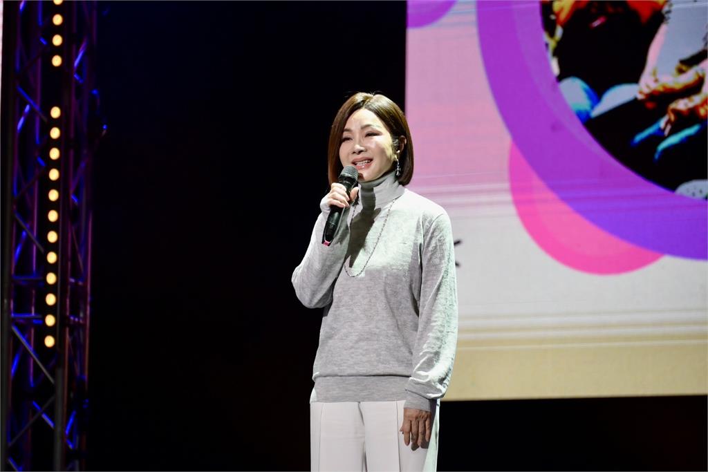 陳美鳳帶傷領軍公益演出!看到長輩和孩子的笑容忘了痛