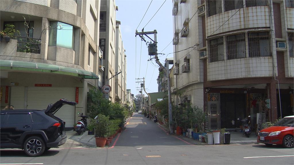 巷弄裡的電線桿「歪腰」掀討論 網友笑:修圖修過頭