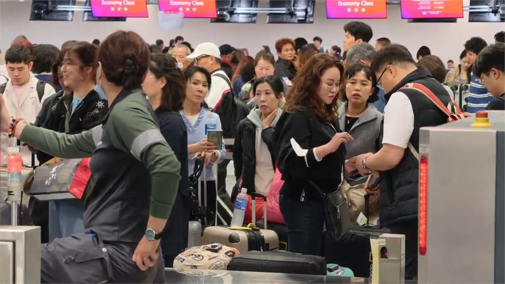 快新聞／故障排除！桃機系統恢復正常「人潮依然龐大」　建議提早到場辦手續