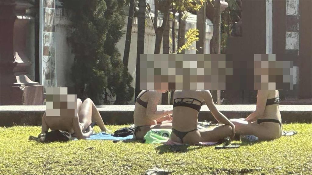 辣妹躺草地「大開M字腿」正對佛寺!4外籍女「比基尼曬日光浴」挨轟:不文明