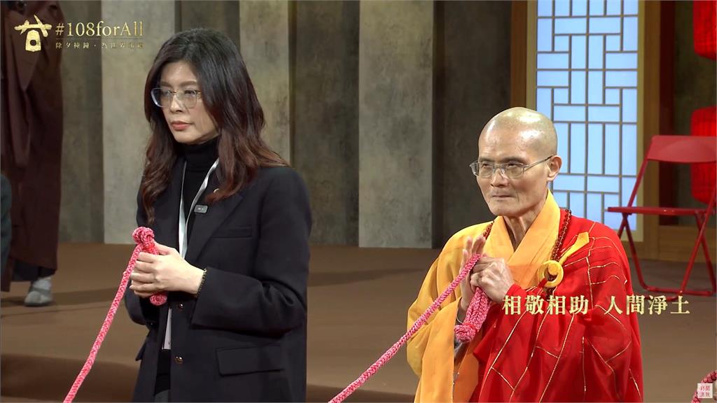 鄭麗文除夕撞鐘「手握紅繩詭異抖動」 網友諷:被震懾!民俗專家這樣推測