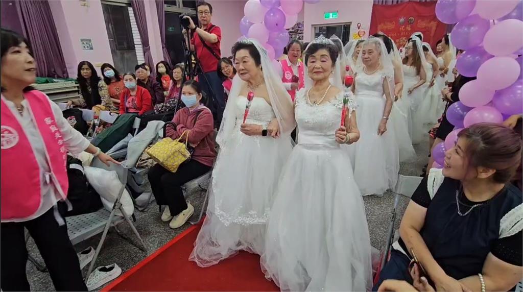 慶祝母親節！里長辦「婚紗走秀」　96歲奶奶燦笑重溫年少