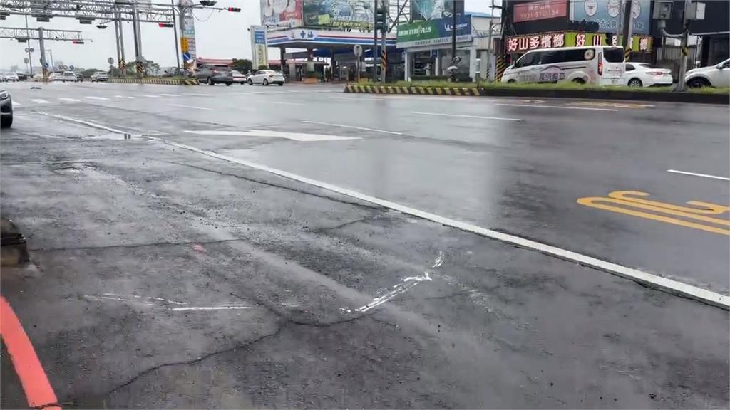 新竹送瓦斯出事！瓦斯桶摔地　滾落地面「狂噴白色氣體」