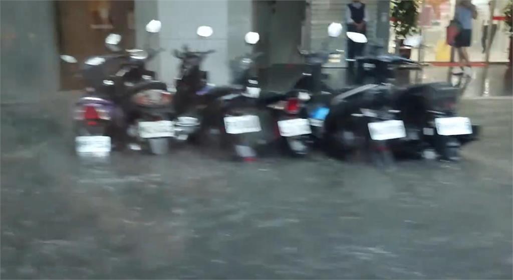 圖輯／台北狂淹大水！嚴重災情畫面一次看　多地水柱狂噴、大量污水覆蓋路面
