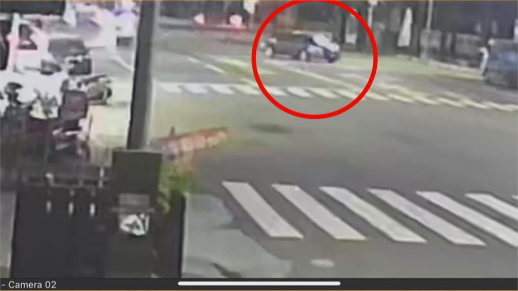 轎車拒檢爆衝險輾過騎士! 高雄警開9槍仍逃脫